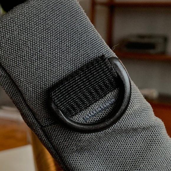 TOM BIHN Urban Minimalist Messenger - 14 x 11 x 2 - Picture 5 of 15